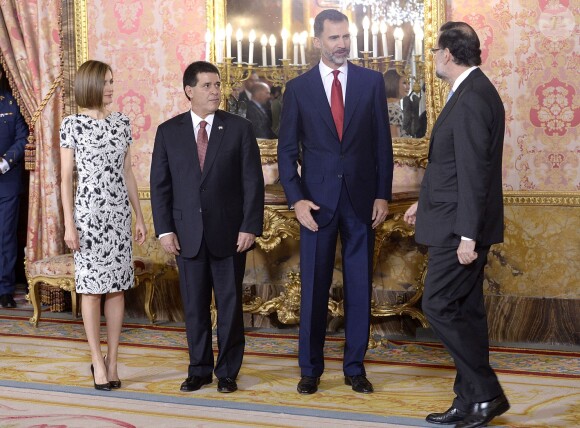 La reine Letizia d'Espagne, en Carolina Herrera, se joignait à Felipe pour accueillir au palais royal le président du Paraguay Horacio Cartes Jara à Madrid, le 9 juin 2015.