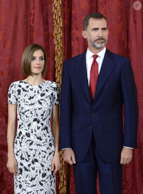 La reine Letizia d'Espagne, en Carolina Herrera, se joignait à Felipe pour accueillir au palais royal le président du Paraguay Horacio Cartes Jara à Madrid, le 9 juin 2015.