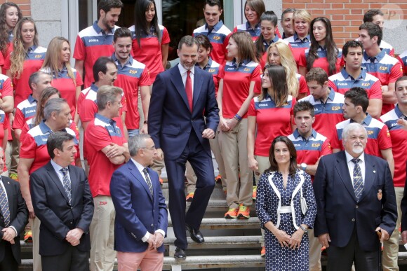 Le roi Felipe VI d'Espagne reçoit avec les membres du comité olympique espagnol les athlètes espagnols qui vont participer à la 1re édition des Jeux Européens au palais de la Zarzuela à Madrid, le 9 juin 2015.