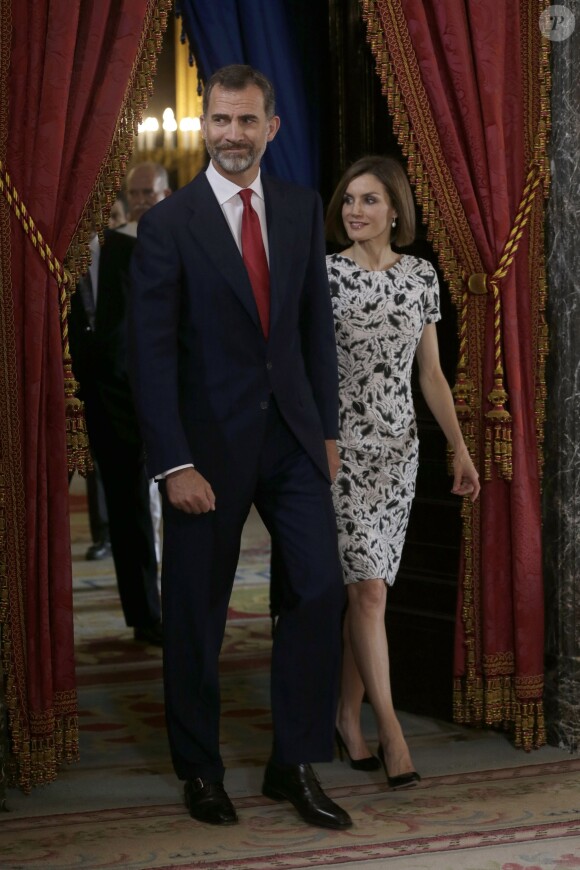 La reine Letizia d'Espagne, en Carolina Herrera, se joignait à Felipe pour accueillir au palais royal le président du Paraguay Horacio Cartes Jara à Madrid, le 9 juin 2015.