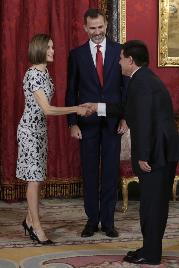 La reine Letizia d'Espagne, en Carolina Herrera, se joignait à Felipe pour accueillir au palais royal le président du Paraguay Horacio Cartes Jara à Madrid, le 9 juin 2015.