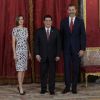 La reine Letizia d'Espagne, en Carolina Herrera, se joignait à Felipe pour accueillir au palais royal le président du Paraguay Horacio Cartes Jara à Madrid, le 9 juin 2015.