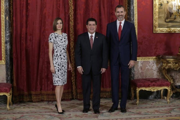 La reine Letizia d'Espagne, en Carolina Herrera, se joignait à Felipe pour accueillir au palais royal le président du Paraguay Horacio Cartes Jara à Madrid, le 9 juin 2015.