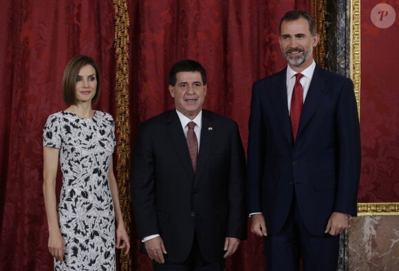 La reine Letizia d'Espagne, en Carolina Herrera, se joignait à Felipe pour accueillir au palais royal le président du Paraguay Horacio Cartes Jara à Madrid, le 9 juin 2015.