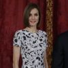 La reine Letizia d'Espagne, en Carolina Herrera, se joignait à Felipe pour accueillir au palais royal le président du Paraguay Horacio Cartes Jara à Madrid, le 9 juin 2015.