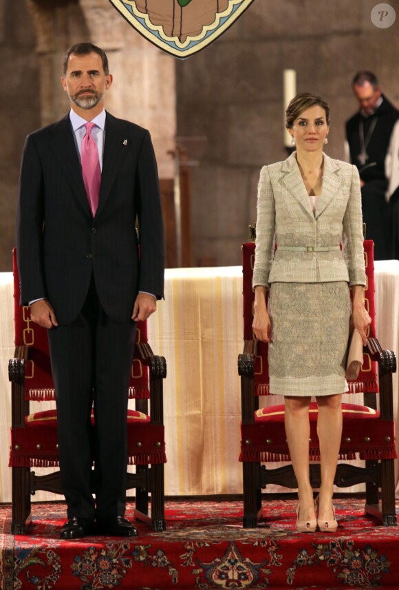 Le roi Felipe VI et la reine Letizia d'Espagne, en Felipe Varela, remettaient le 10 juin 2015 au monastère San Salvador de Leyre, en Navarre, le prix Prince de Viana de la Culture.