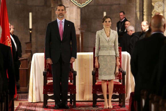 Le roi Felipe VI et la reine Letizia d'Espagne, en Felipe Varela, remettaient le 10 juin 2015 au monastère San Salvador de Leyre, en Navarre, le prix Prince de Viana de la Culture.