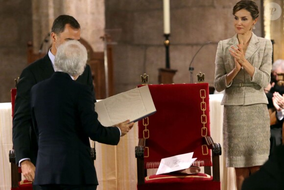 Le roi Felipe VI et la reine Letizia d'Espagne, en Felipe Varela, remettaient le 10 juin 2015 au monastère San Salvador de Leyre, en Navarre, le prix Prince de Viana de la Culture.