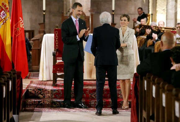 Le roi Felipe VI et la reine Letizia d'Espagne, en Felipe Varela, remettaient le 10 juin 2015 au monastère San Salvador de Leyre, en Navarre, le prix Prince de Viana de la Culture.