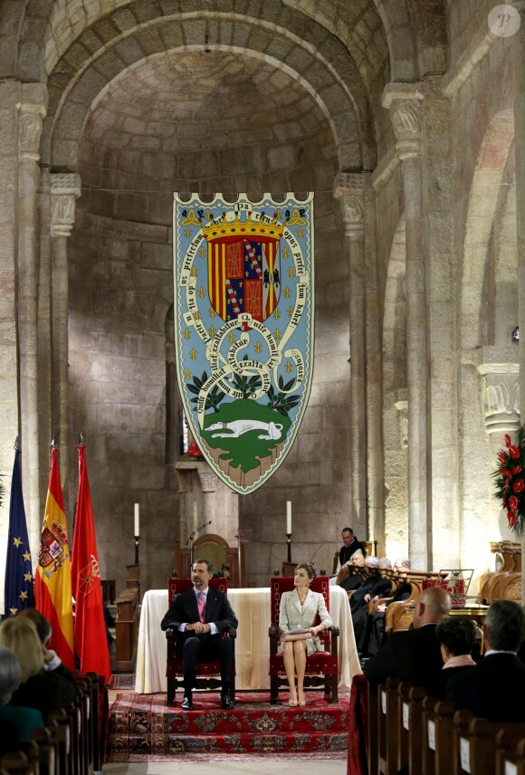 Le roi Felipe VI et la reine Letizia d'Espagne, en Felipe Varela, remettaient le 10 juin 2015 au monastère San Salvador de Leyre, en Navarre, le prix Prince de Viana de la Culture.