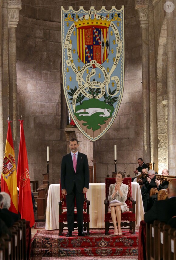 Le roi Felipe VI et la reine Letizia d'Espagne, en Felipe Varela, remettaient le 10 juin 2015 au monastère San Salvador de Leyre, en Navarre, le prix Prince de Viana de la Culture.