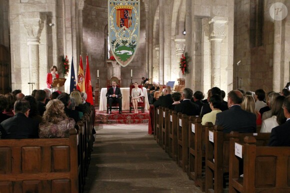 Le roi Felipe VI et la reine Letizia d'Espagne, en Felipe Varela, remettaient le 10 juin 2015 au monastère San Salvador de Leyre, en Navarre, le prix Prince de Viana de la Culture.
