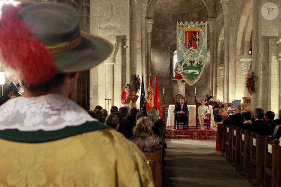 Le roi Felipe VI et la reine Letizia d'Espagne, en Felipe Varela, remettaient le 10 juin 2015 au monastère San Salvador de Leyre, en Navarre, le prix Prince de Viana de la Culture.
