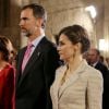 Le roi Felipe VI et la reine Letizia d'Espagne, en Felipe Varela, remettaient le 10 juin 2015 au monastère San Salvador de Leyre, en Navarre, le prix Prince de Viana de la Culture.