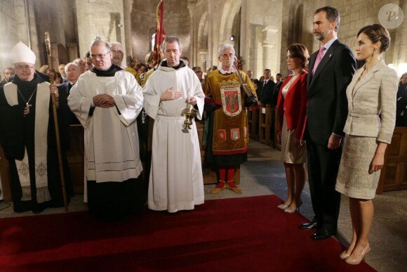 Le roi Felipe VI et la reine Letizia d'Espagne, en Felipe Varela, remettaient le 10 juin 2015 au monastère San Salvador de Leyre, en Navarre, le prix Prince de Viana de la Culture.
