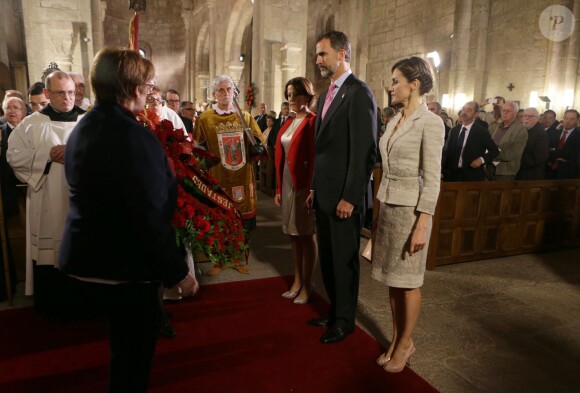 Le roi Felipe VI et la reine Letizia d'Espagne, en Felipe Varela, remettaient le 10 juin 2015 au monastère San Salvador de Leyre, en Navarre, le prix Prince de Viana de la Culture.