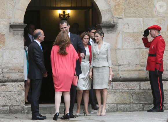 Le roi Felipe VI et la reine Letizia d'Espagne, en Felipe Varela, remettaient le 10 juin 2015 au monastère San Salvador de Leyre, en Navarre, le prix Prince de Viana de la Culture.