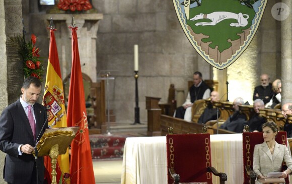 Le roi Felipe VI et la reine Letizia d'Espagne, en Felipe Varela, remettaient le 10 juin 2015 au monastère San Salvador de Leyre, en Navarre, le prix Prince de Viana de la Culture.
