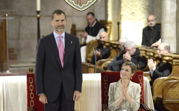 Le roi Felipe VI et la reine Letizia d'Espagne, en Felipe Varela, remettaient le 10 juin 2015 au monastère San Salvador de Leyre, en Navarre, le prix Prince de Viana de la Culture.