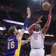  Dwight Howard des Houston Rockets face &agrave; Pau Gasol des Lakers de Los Angeles, &agrave; Houston le 8 janvier 2014 