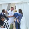 Le prince William avec son fils le prince George de Cambridge dans les bras et son épouse Kate Middleton après avoir disputé un match de polo caritatif, le 14 juin 2015 au Beaufort Polo Club, dans le Gloucestershire, lors du Festival of Polo.
