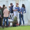 Le prince William retrouve son épouse Kate Middleton et son fils le prince George de Cambridge après avoir disputé un match de polo caritatif, le 14 juin 2015 au Beaufort Polo Club, dans le Gloucestershire.