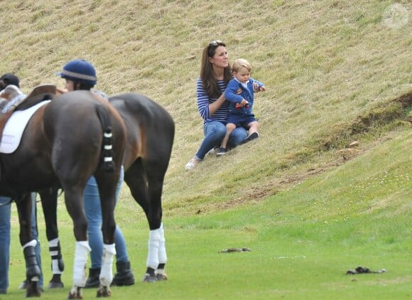 Le prince George de Cambridge s'amuse et découvre les joies des roulés-boulés dans l'herbe avec sa maman Kate Middleton au Beaufort Polo Club le 14 juin 2015 lors du Festival of Polo.