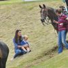 Le prince George de Cambridge s'amuse et découvre les joies des roulés-boulés dans l'herbe avec sa maman Kate Middleton au Beaufort Polo Club le 14 juin 2015 lors du Festival of Polo.