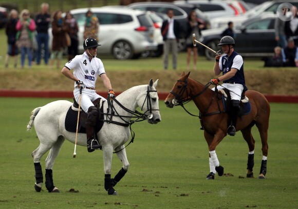 Le prince William et le prince Harry disputaient un match caritatif au Beaufort Polo Club le 14 juin 2015 lors du Festival of Polo.
