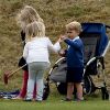 Le prince George de Cambridge se fait une copine au Beaufort Polo Club le 14 juin 2015 lors du Festival of Polo !