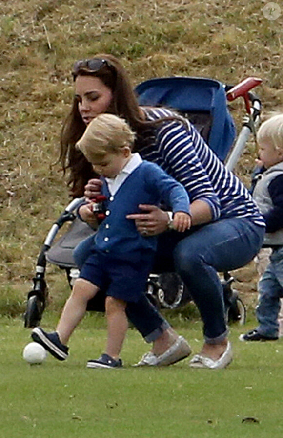 Plutôt que le polo, le prince George de Cambridge semble préférer le foot; Sa maman Kate Middleton lui a montré comment shooter dans la balle, au Beaufort Polo Club le 14 juin 2015 lors du Festival of Polo.