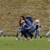 Le prince George de Cambridge, surveillé par sa maman Kate Middleton, s'est bien amusé au Beaufort Polo Club le 14 juin 2015 lors du Festival of Polo.