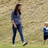 Le prince George de Cambridge, surveillé par sa maman Kate Middleton, s'est bien amusé au Beaufort Polo Club le 14 juin 2015 lors du Festival of Polo.