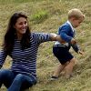 Le prince George de Cambridge découvre les joies des talus avec sa maman Kate Middleton au Beaufort Polo Club le 14 juin 2015 lors du Festival of Polo.