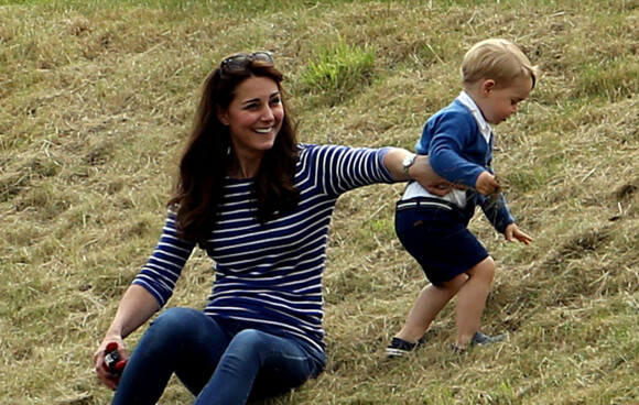 Le prince George de Cambridge découvre les joies des talus avec sa maman Kate Middleton au Beaufort Polo Club le 14 juin 2015 lors du Festival of Polo.