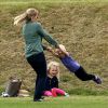 Autumn Phillips s'amuse avec sa fille Isla, au Beaufort Polo Club le 14 juin 2015 lors du Festival of Polo.