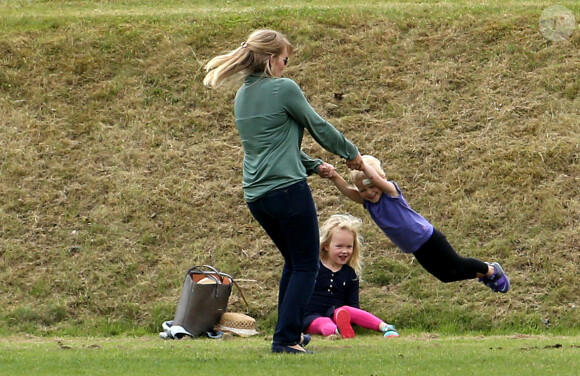 Autumn Phillips s'amuse avec sa fille Isla, au Beaufort Polo Club le 14 juin 2015 lors du Festival of Polo.