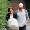 Frankie Sandford et son fiancé Wayne Bridge promènent leur fils Parker à Londres le 14 juillet 2014