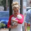 Britney Spears se balade avec son petit chien Lacy Loo dans les bras, dans les rues de Thousand Oaks, le 16 mars 2013.