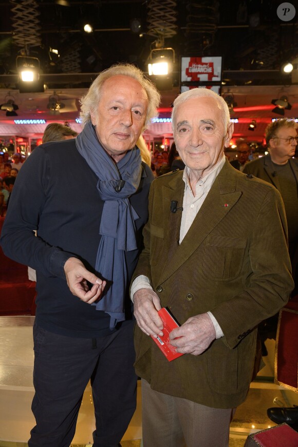 Didier Barbelivien et Charles Aznavour, lors de l'enregistrement de l'émission Vivement Dimanche à Paris le 27 mai 2015 (diffusion le dimanche 21 juin 2015 sur France 2).