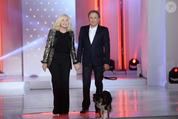 Michèle Torr, Michel Drucker et sa chienne Isia, lors de l'enregistrement de l'émission Vivement Dimanche à Paris le 27 mai 2015 (diffusion le dimanche 21 juin 2015 sur France 2).