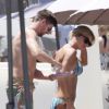 Steven Gerrard, sa crème solaire et sa femme Alex en vacances à Ibiza le 18 juin 2015