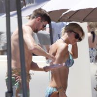 Steven Gerrard et sa sublime Alex : Crème solaire et bikini sous le soleil