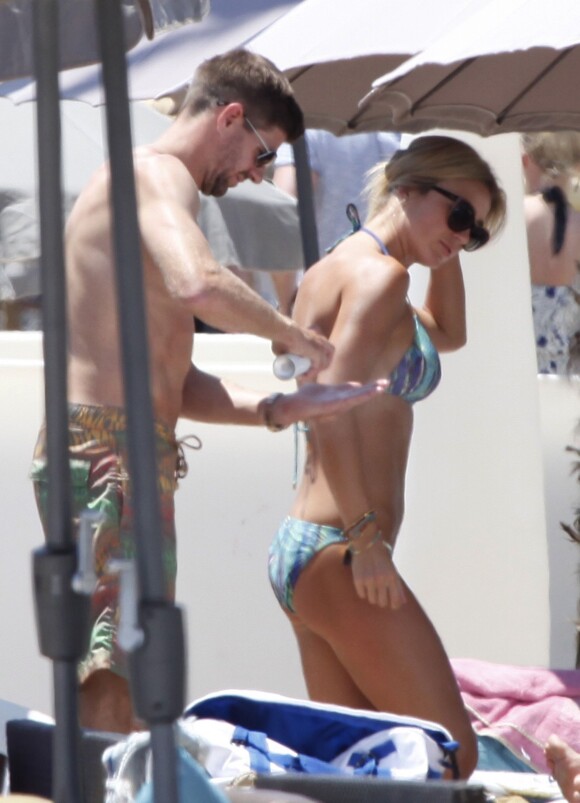 Steven Gerrard, sa crème solaire et sa femme Alex en vacances à Ibiza le 18 juin 2015