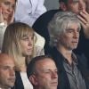 Louis Bertignac et sa compagne Laeticia au match de football entre le PSG et Lyon au Parc des Princes à Paris le 21 septembre 2014.
