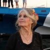 Exclusif - Brigitte Bardot pose avec l'équipage du bateau de l'organisation écologiste Sea Shepherd qui porte son nom. Cela faisait au moins dix ans que Bardot n'avait pas quitté la Madrague pour se rendre sur le port de Saint-Tropez le 26 septembre 2014. Elle était accompagnée de son époux Bernard d'Ormale.