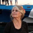  Exclusif - Brigitte Bardot pose avec l'&eacute;quipage du bateau de l'organisation &eacute;cologiste Sea Shepherd qui porte son nom. Cela faisait au moins dix ans que Bardot n'avait pas quitt&eacute; la Madrague pour se rendre sur le port de Saint-Tropez le 26 septembre 2014. Elle &eacute;tait accompagn&eacute;e de son &eacute;poux Bernard d'Ormale. 