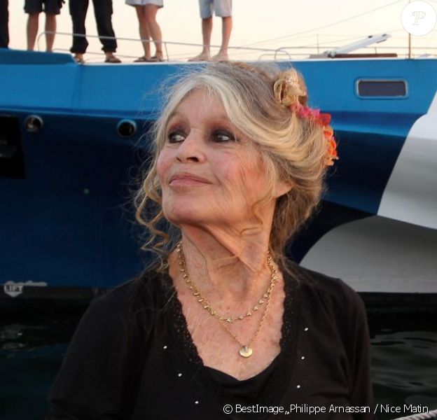 Exclusif - Brigitte Bardot pose avec l'&eacute;quipage du bateau de l'organisation &eacute;cologiste Sea Shepherd qui porte son nom. Cela faisait au moins dix ans que Bardot n'avait pas quitt&eacute; la Madrague pour se rendre sur le port de Saint-Tropez le 26 septembre 2014. Elle &eacute;tait accompagn&eacute;e de son &eacute;poux Bernard d'Ormale.