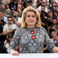 Catherine Deneuve pose lors du photocall du film "La tête haute" (hors compétition) lors du 68e festival de Cannes le 13 mai 2015.