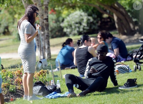 Bacary Sagna, son épouse Ludivine et leurs enfants Elis et Kais sur le Champ-de-Mars à Paris le 14 juin 2015